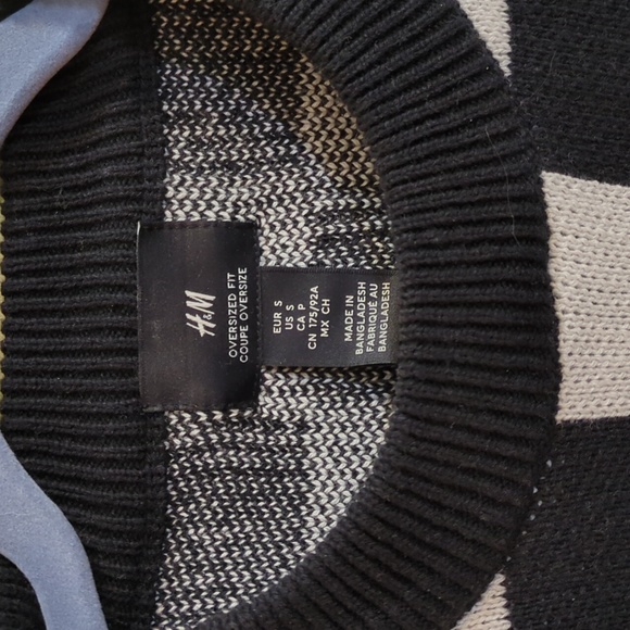 H&M Oversized Fit Crewneck - Picture 3 of 3